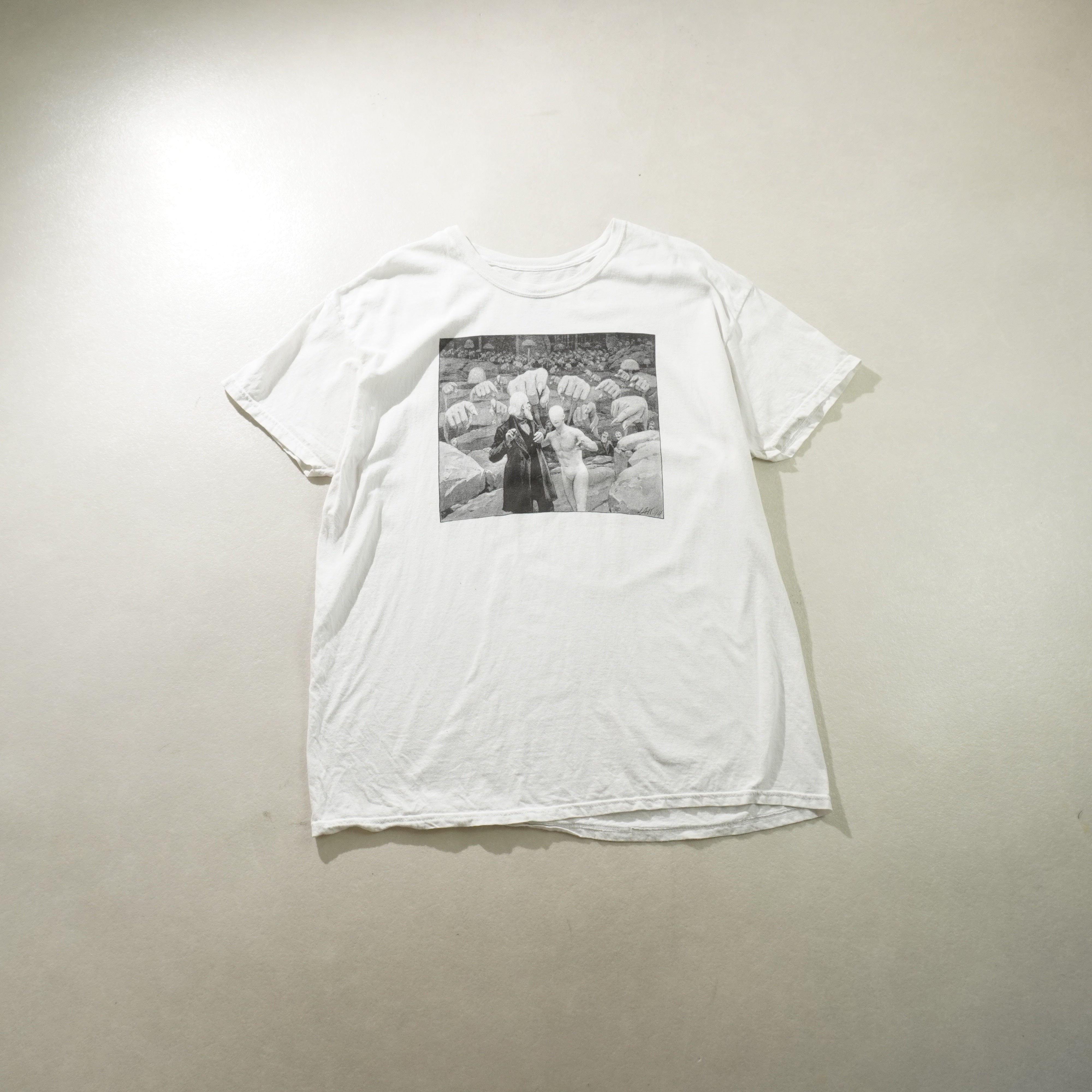 graphic tee white size XL
