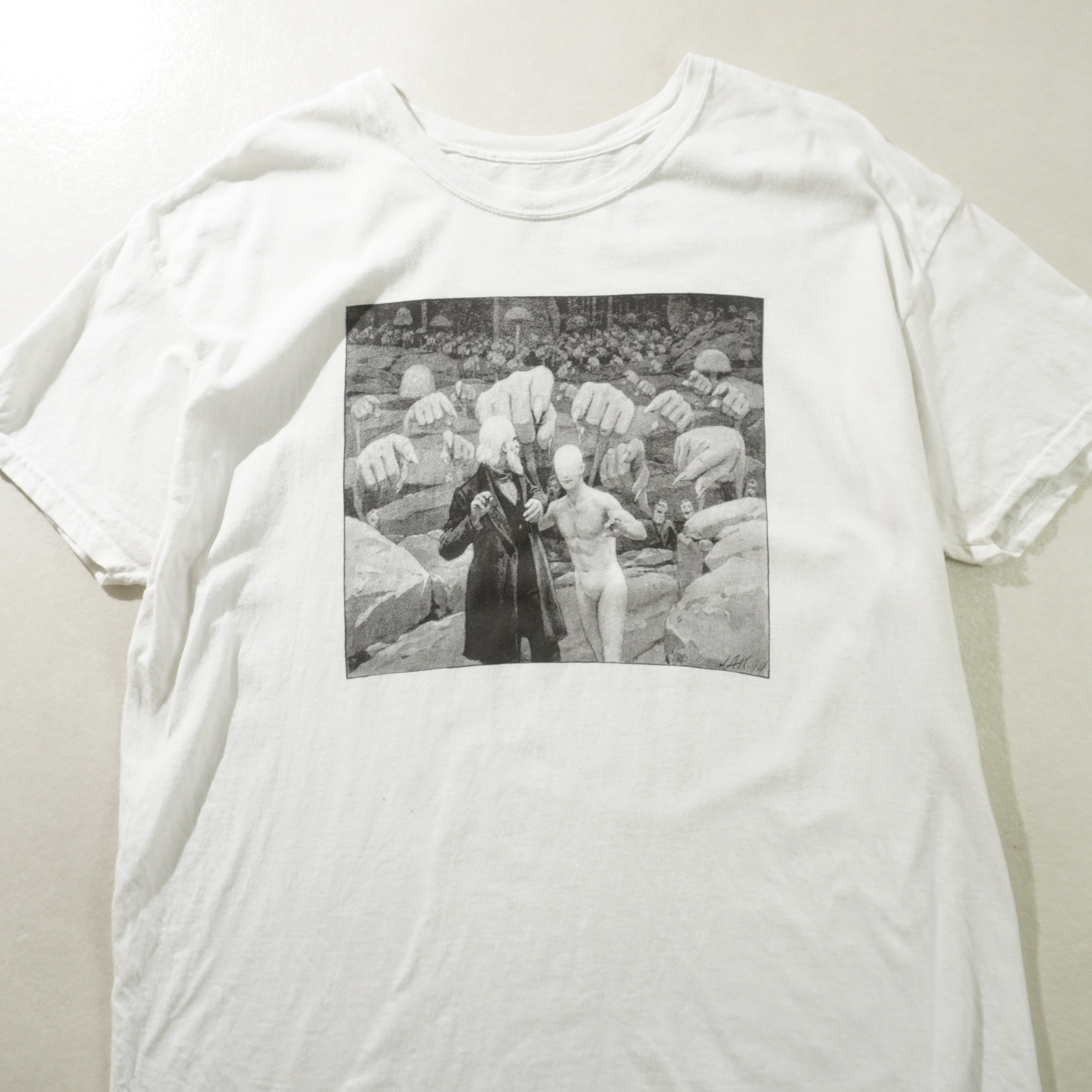 graphic tee white size XL
