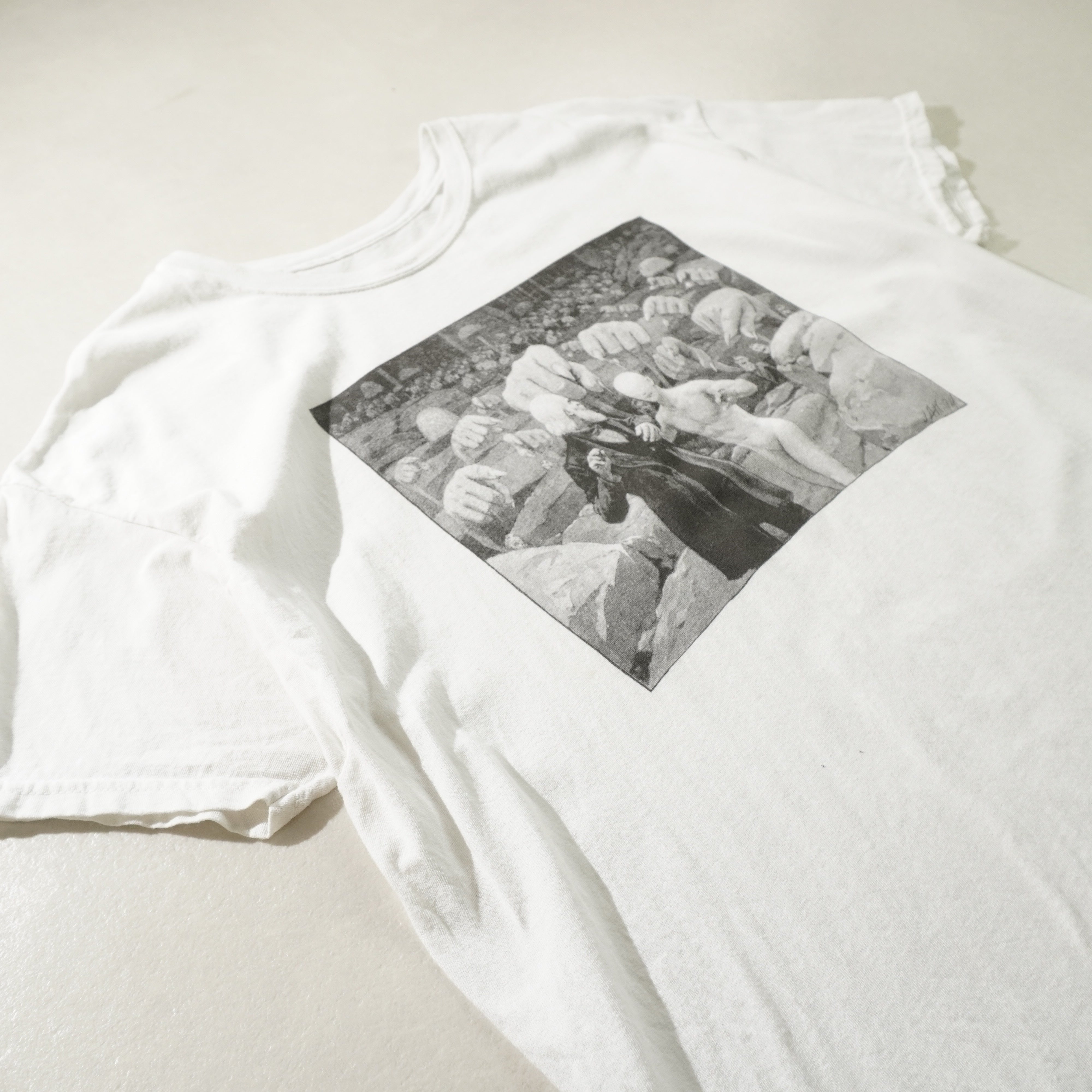graphic tee white size XL