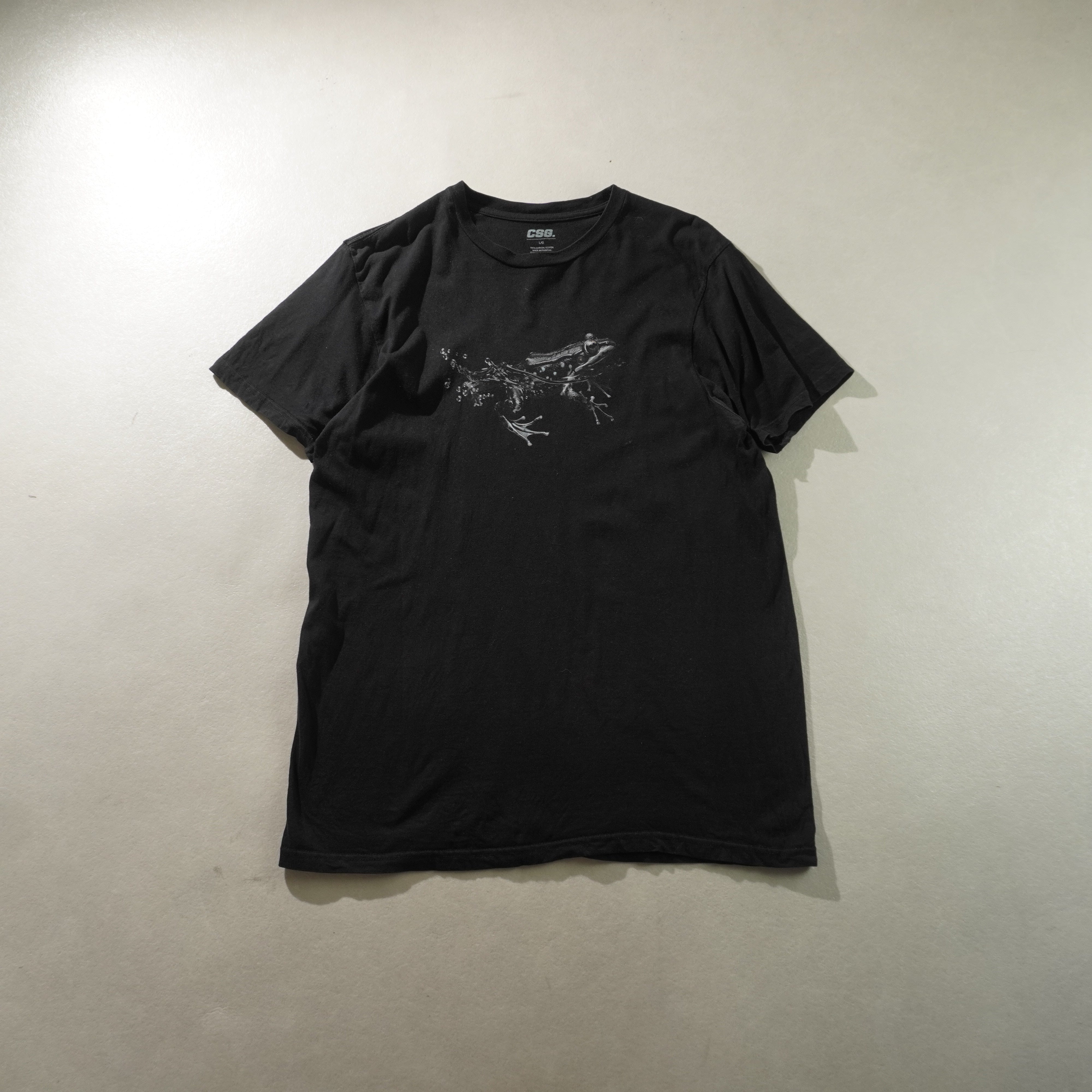 frog tee black size L