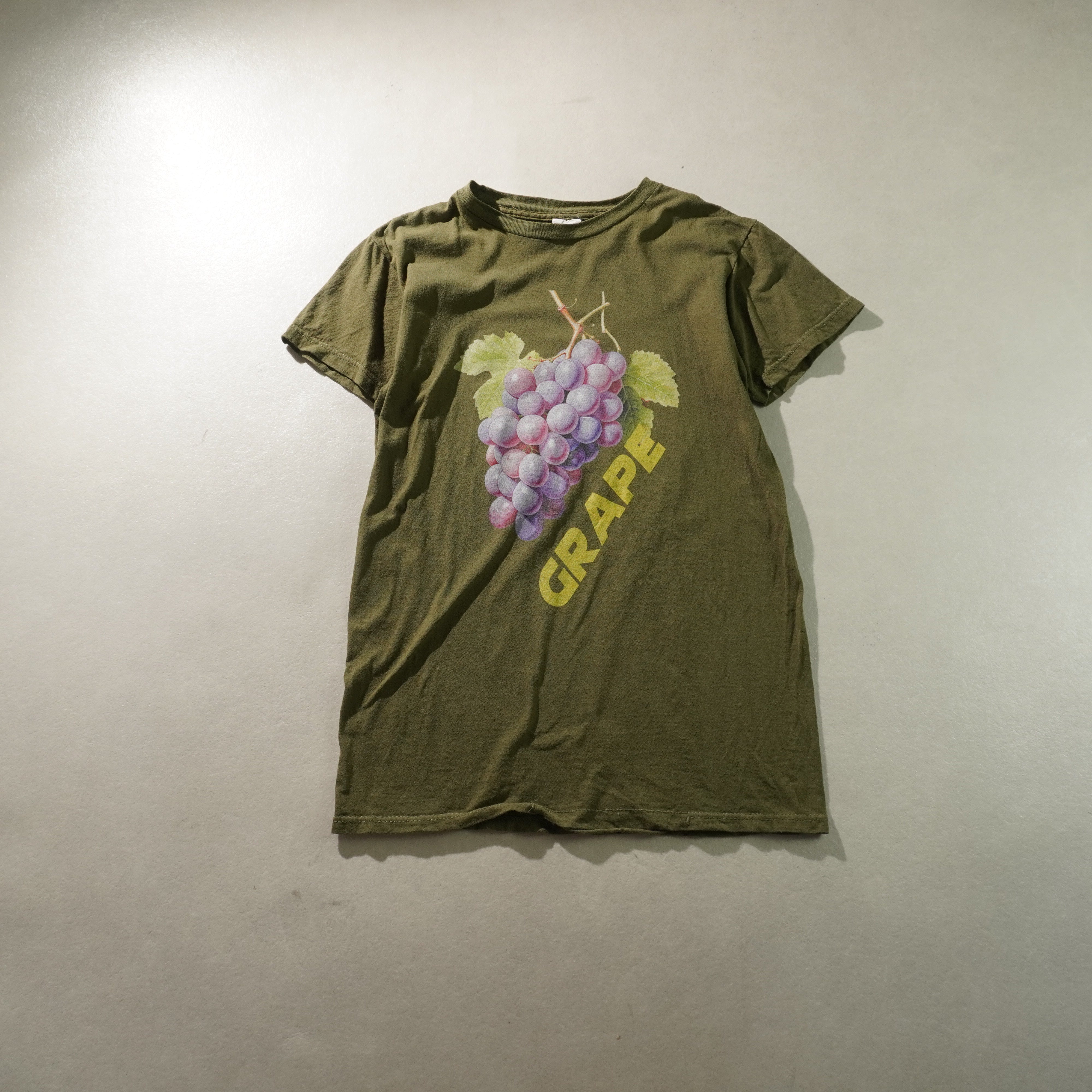 grape tee khaki size M