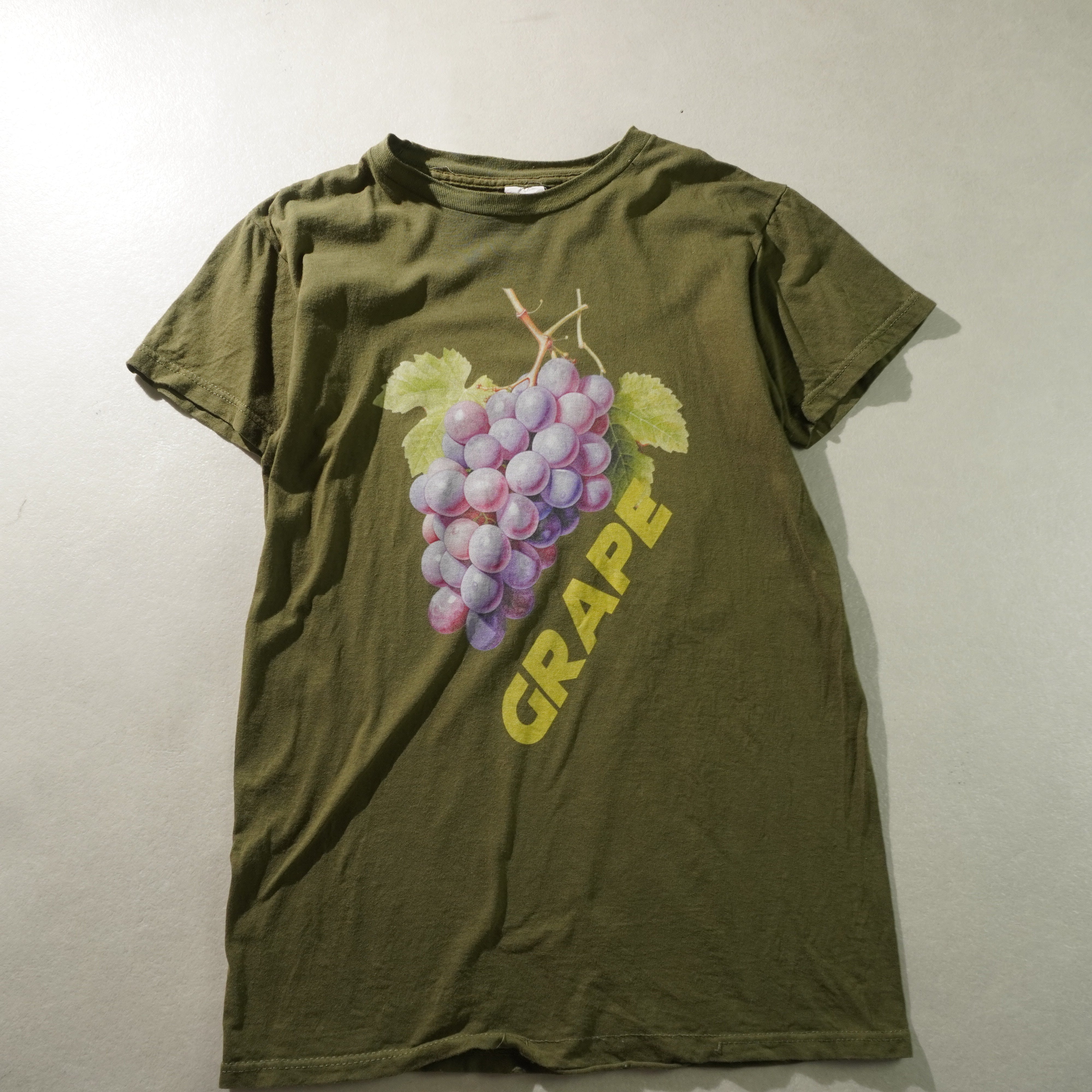 grape tee khaki size M