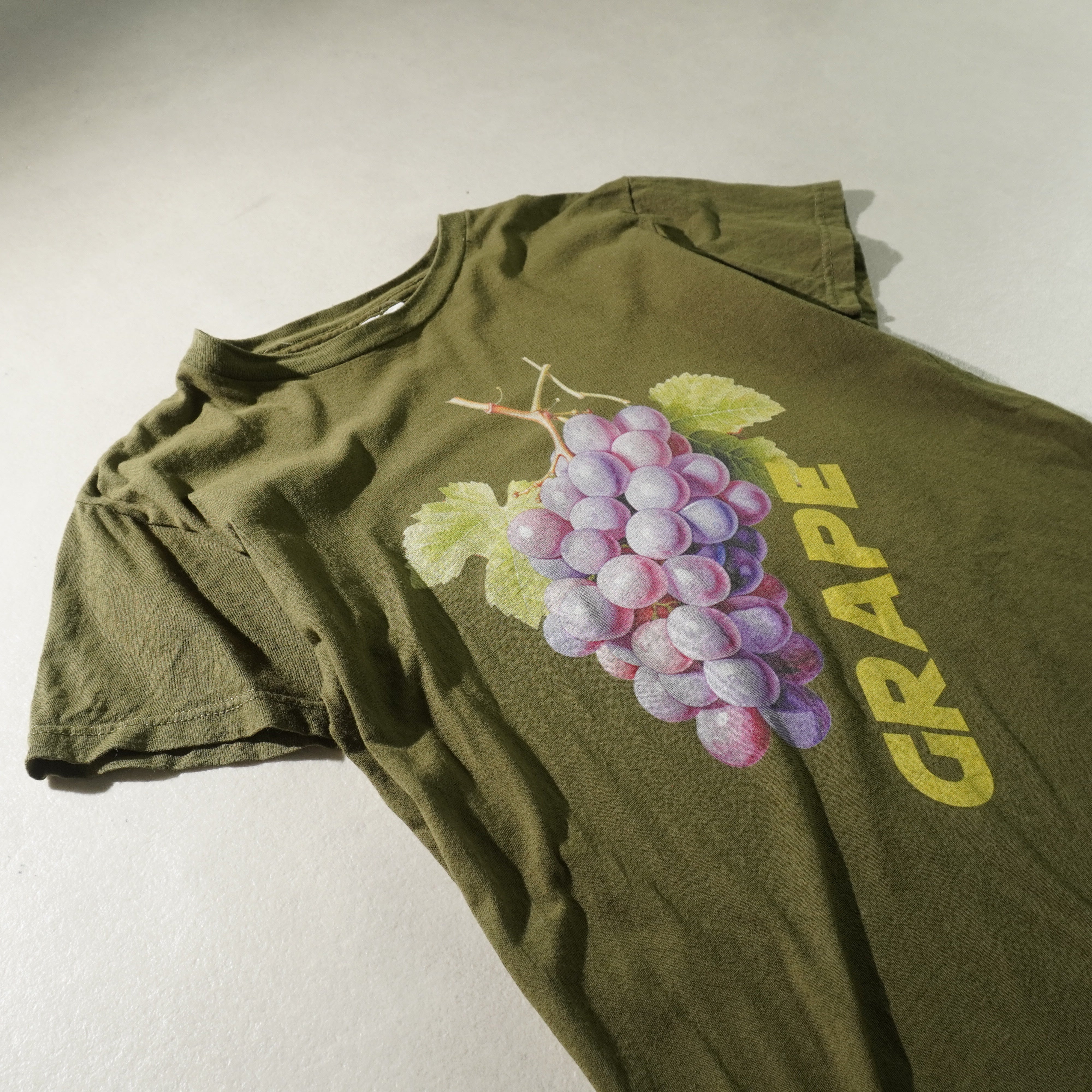 grape tee khaki size M