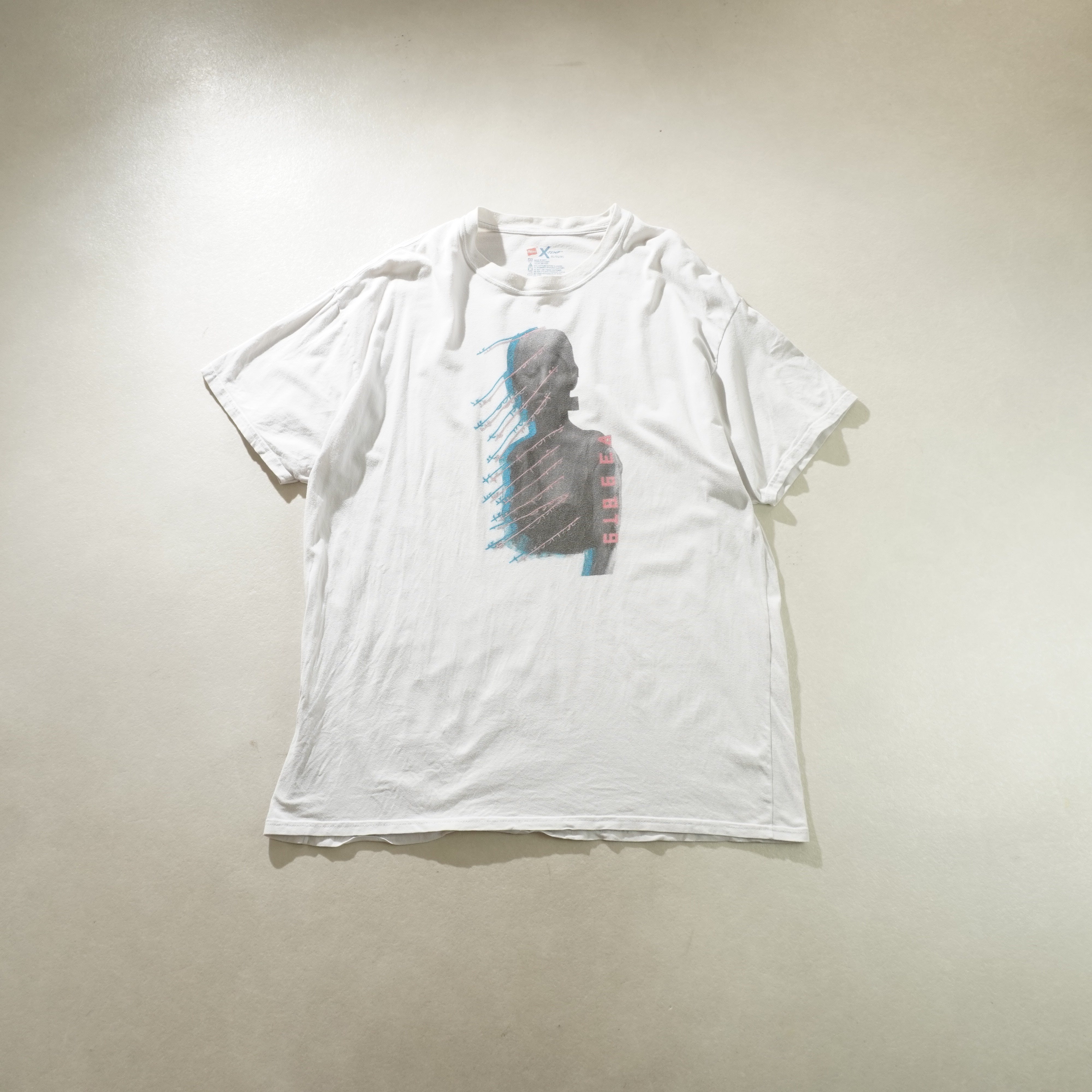 graphic tee white size XL