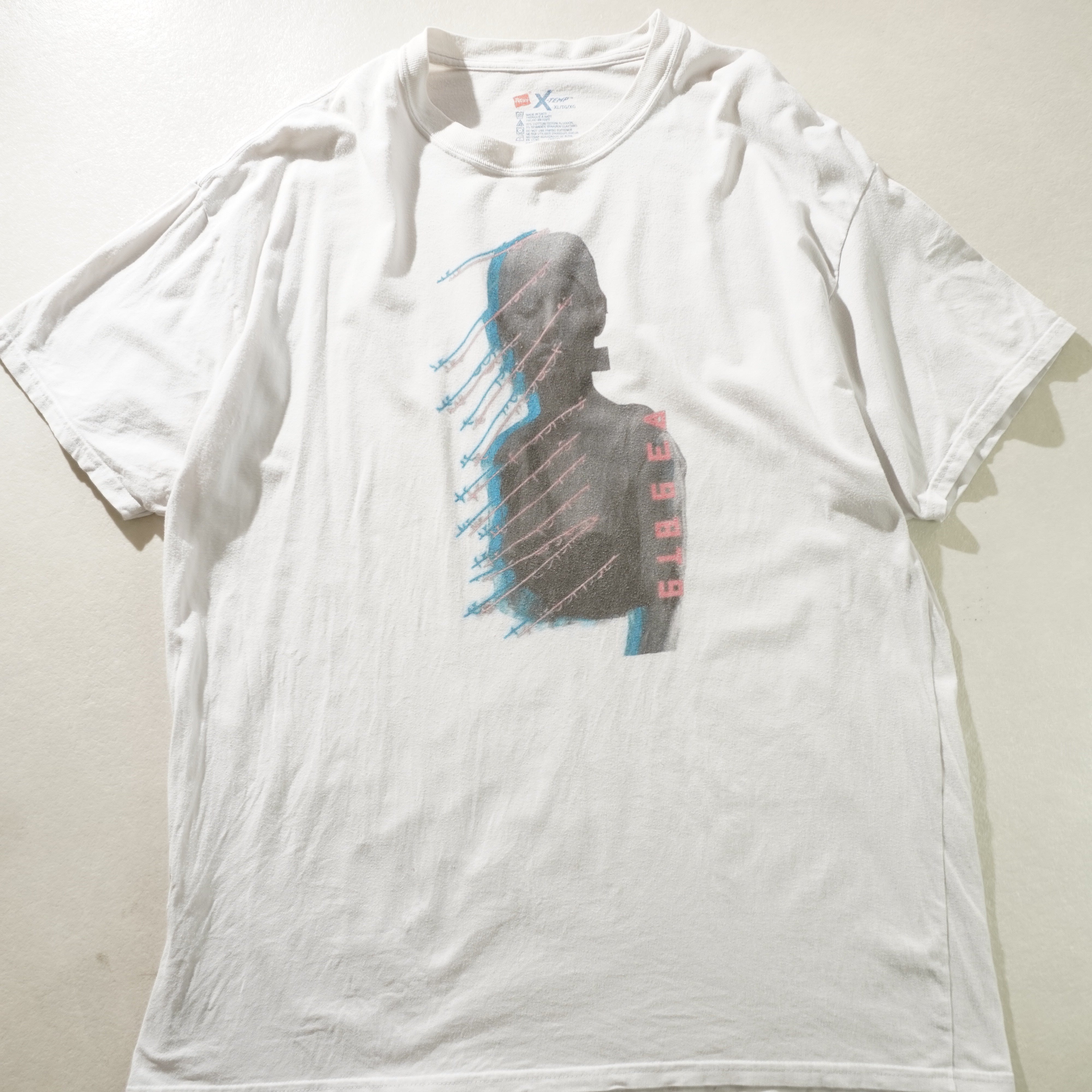 graphic tee white size XL