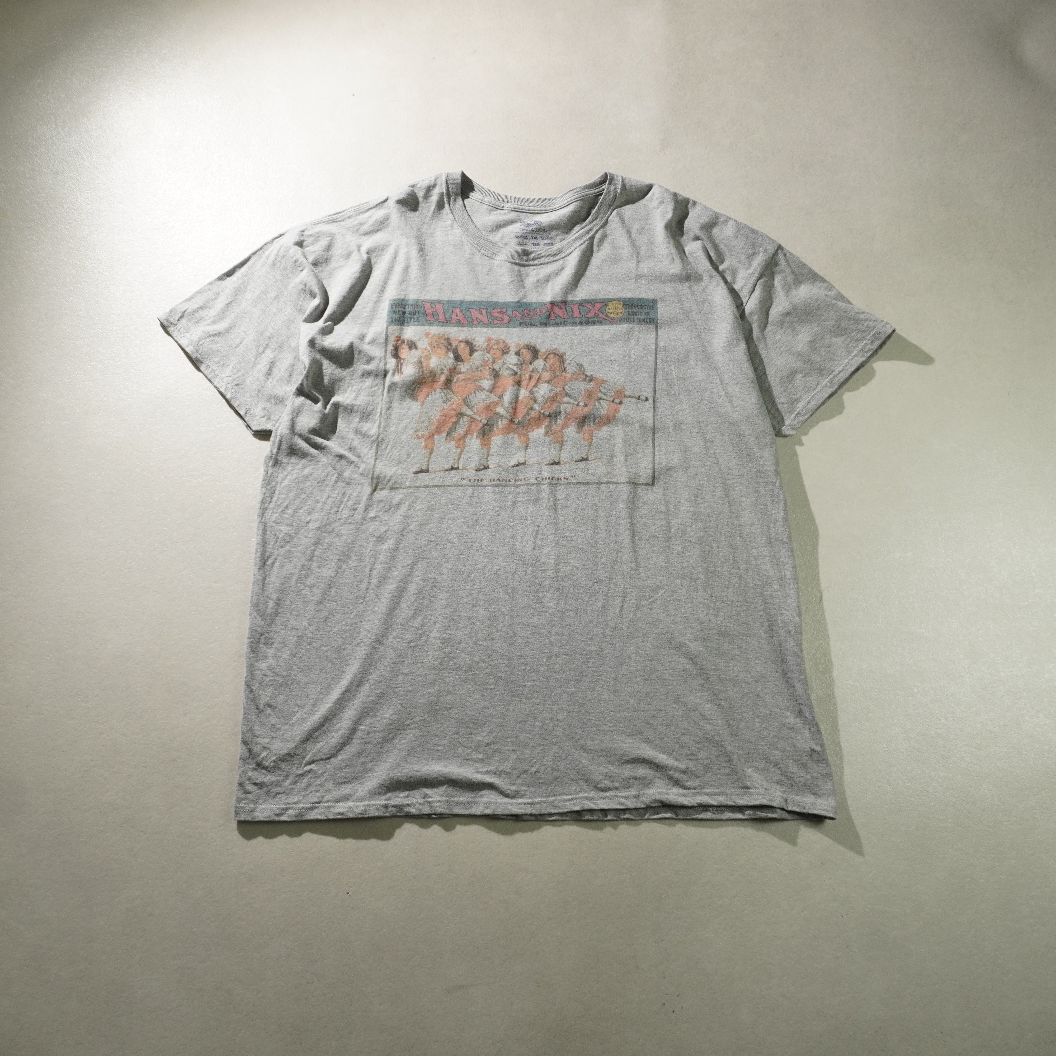 dancing chicks tee light gray size 2XL