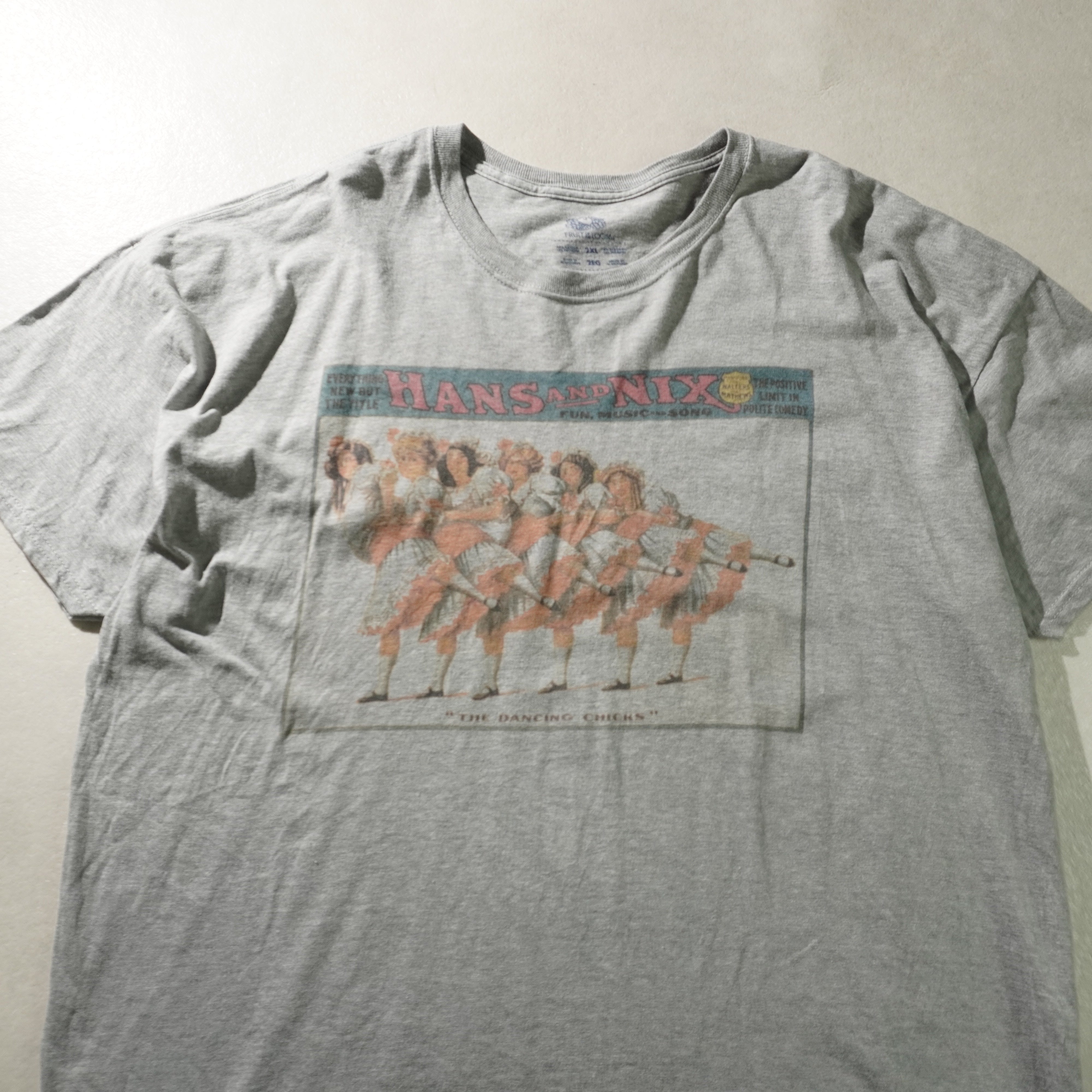 dancing chicks tee light gray size 2XL