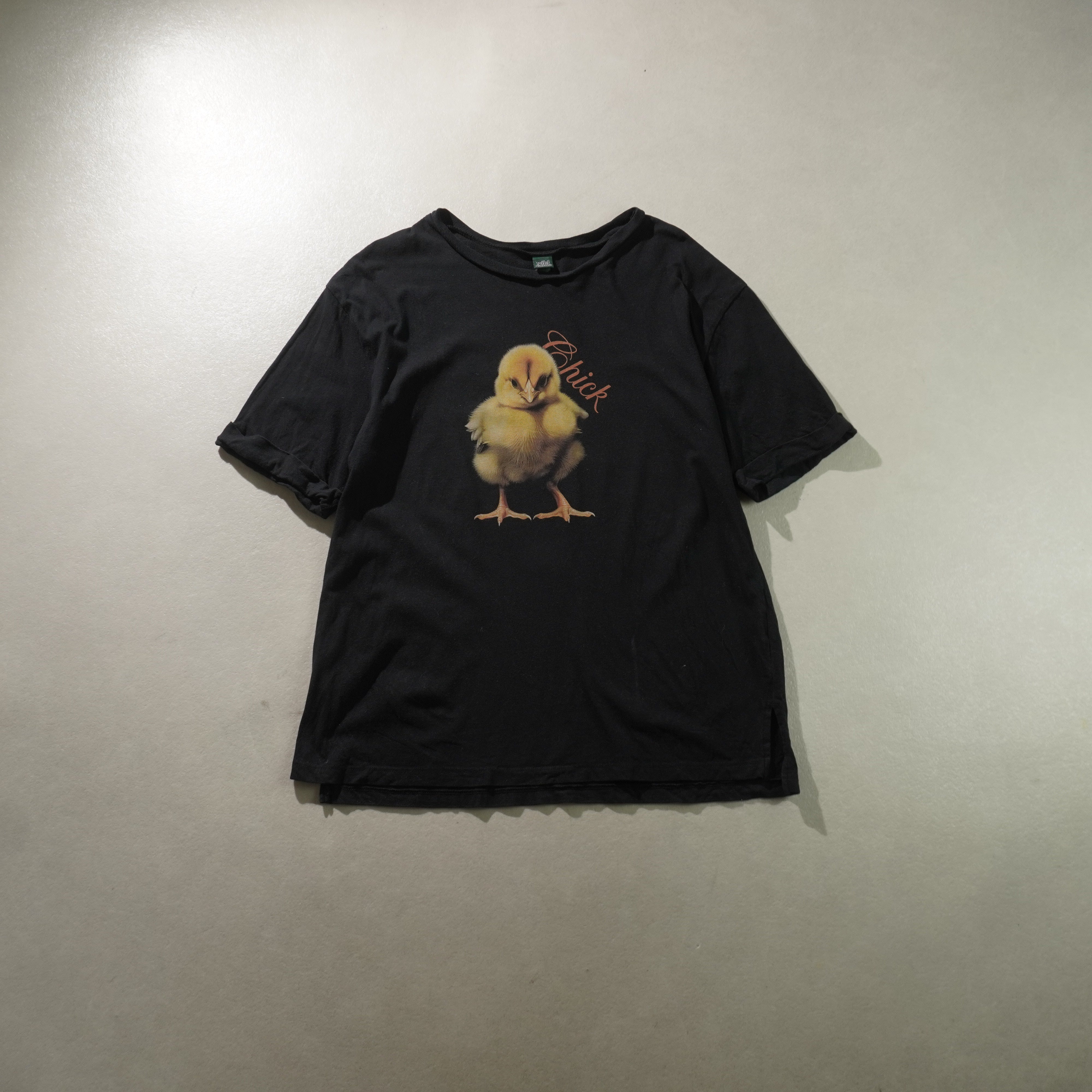 chick tee black size L